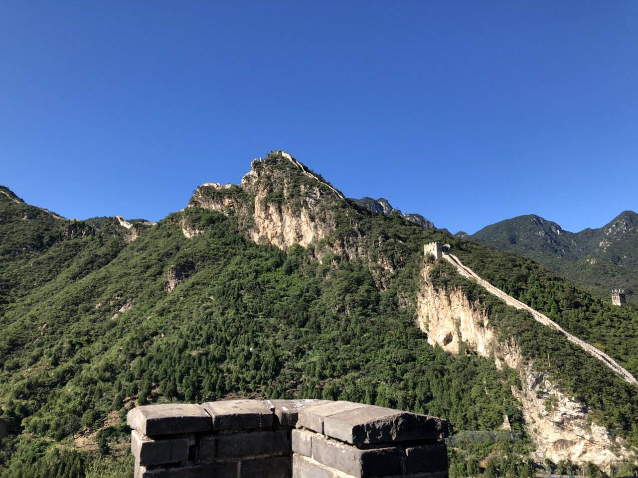 Trecho da Grande Muralha serpenteando pelos montes verdes de Mutianyu, perto de Pequim.