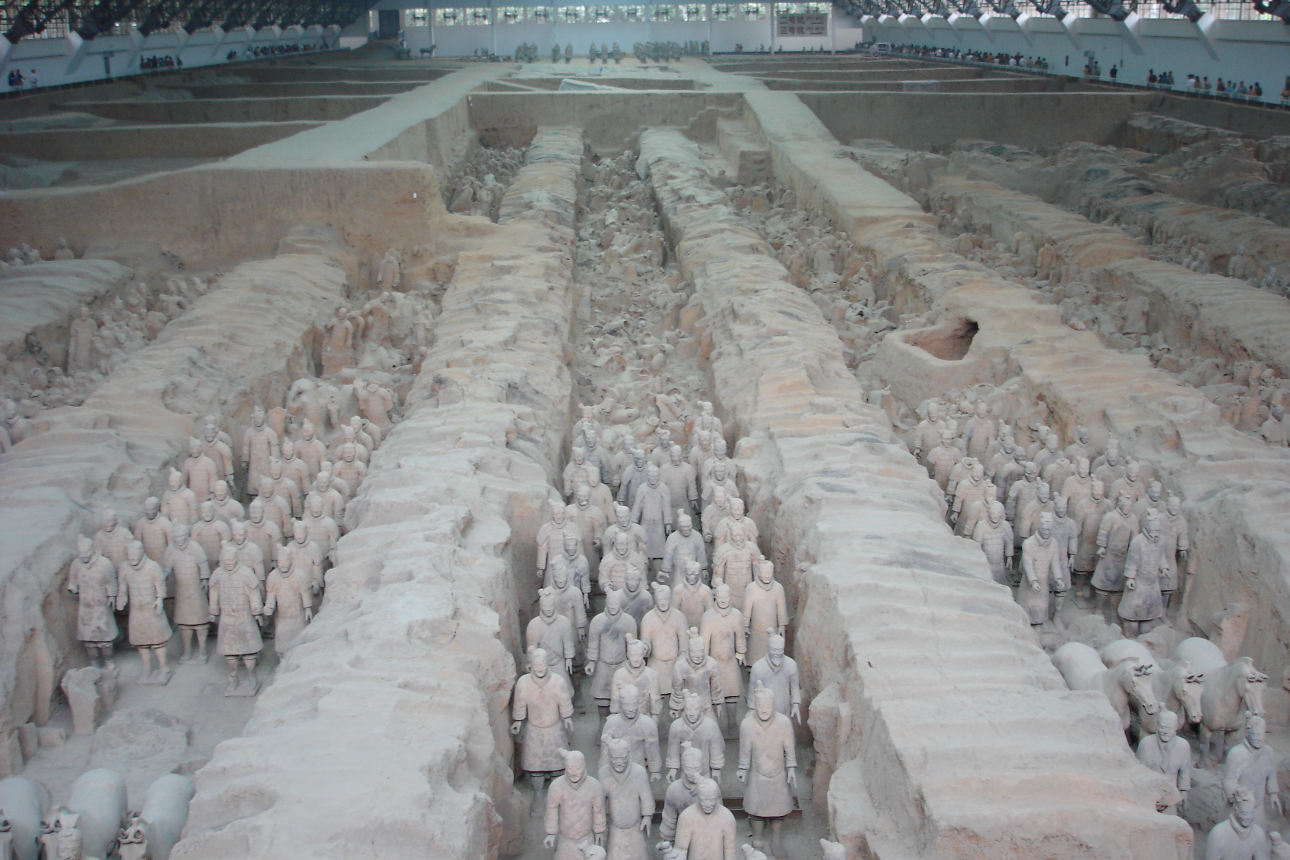 Fileiras de figuras de terracota em tamanho natural no sítio arqueológico de Xi’an.