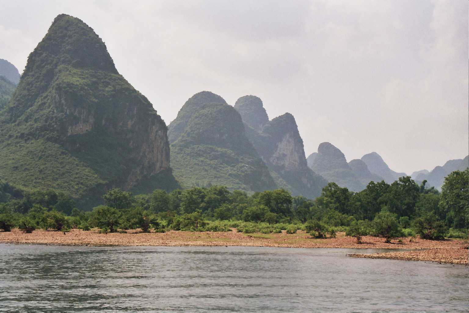 Rio Li correndo entre montanhas cársticas na região de Guilin.
