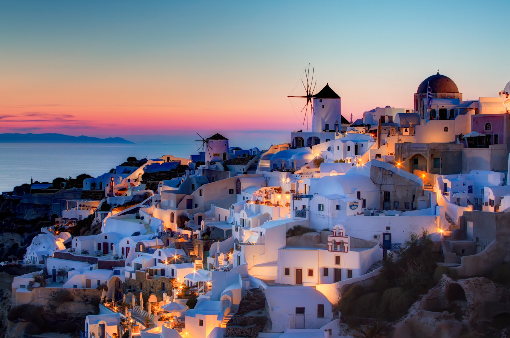 Vila de Oia, na ilha de Santorini, Grécia