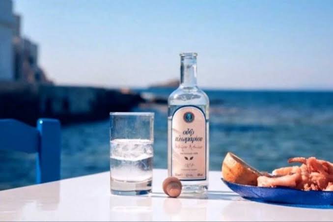 Ouzo e vinho grego servidos à mesa