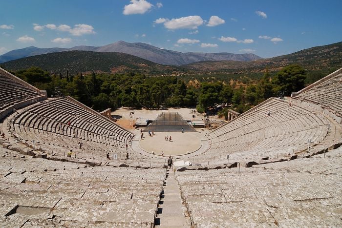 Teatro antigo e ruínas gregas ao pôr do sol