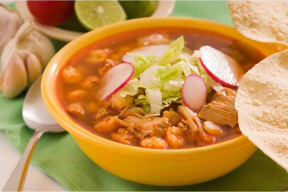 Sopa que consiste em um caldo rico e saboroso, tradicionalmente preparado com carne de porco ou frango