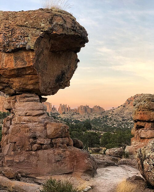 Pedra de arenito no pôr do sol.