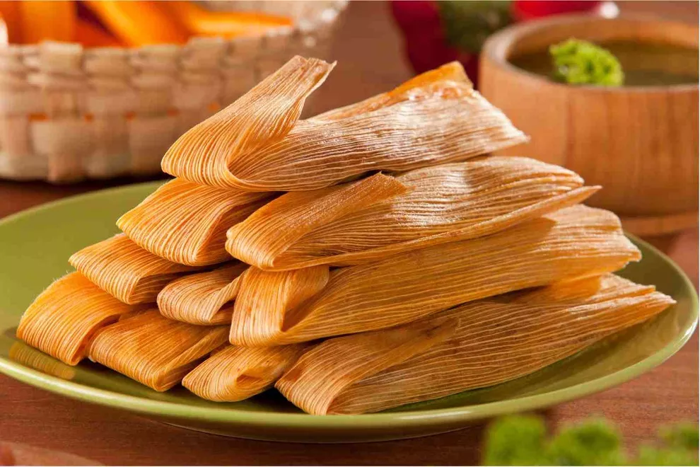 Tamales também são presença constante em festivais, celebrações e ocasiões especiais. Os bolinhos de massa de milho recheados com uma 
              variedade de ingredientes são uma verdadeira manifestação da riqueza cultural do México.