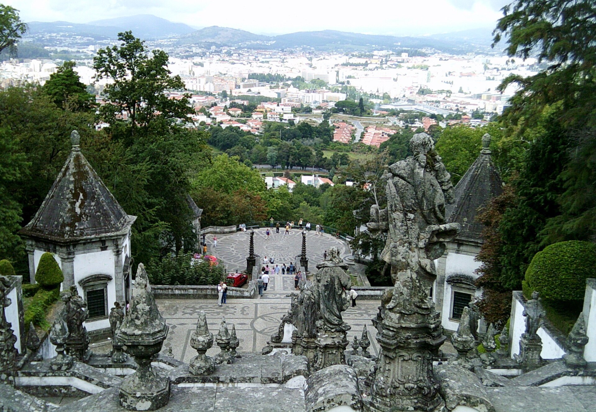 Escadaria monumental do Bom Jesus do Monte, com jardins e vista para Braga.