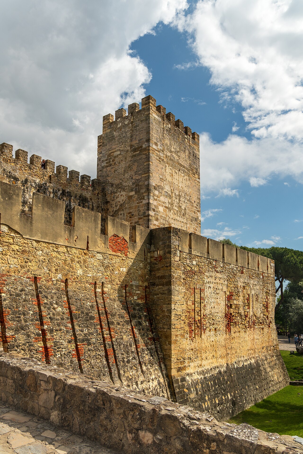 Torre e muralhas de pedra do Castelo de São Jorge, em Lisboa.