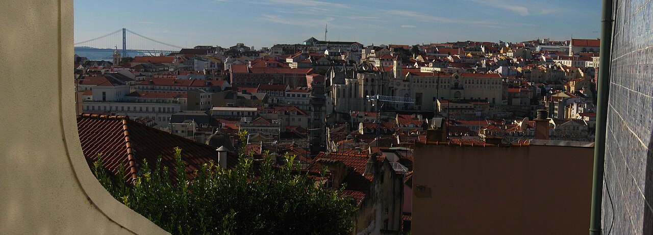 Telhados de Alfama e o rio Tejo vistos de um miradouro de Lisboa.