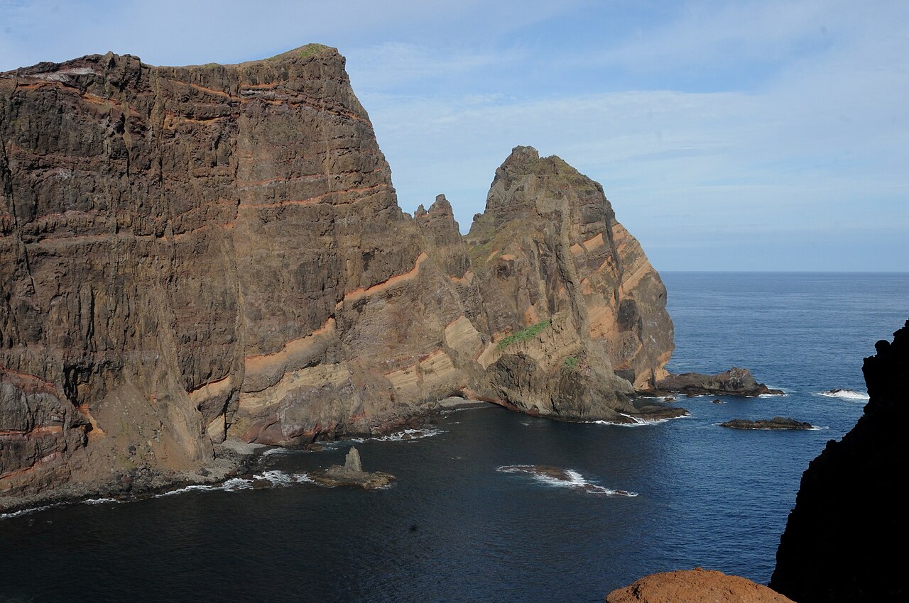 Falésias vulcânicas da Ponta de São Lourenço recortadas pelo Atlântico, na Madeira.