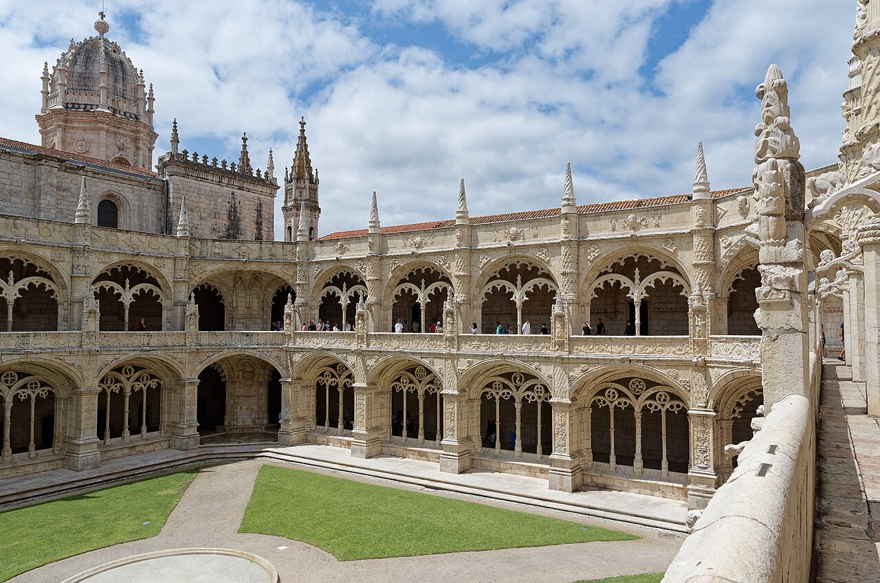 Arcadas de pedra esculpida nos dois andares do claustro do Mosteiro dos Jerónimos.