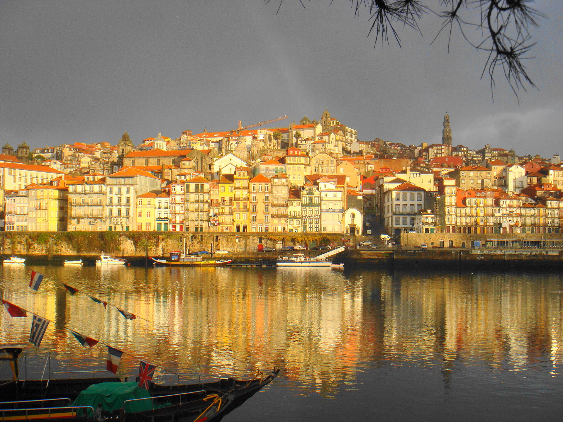 Casas coloridas da Ribeira do Porto à margem do rio Douro.