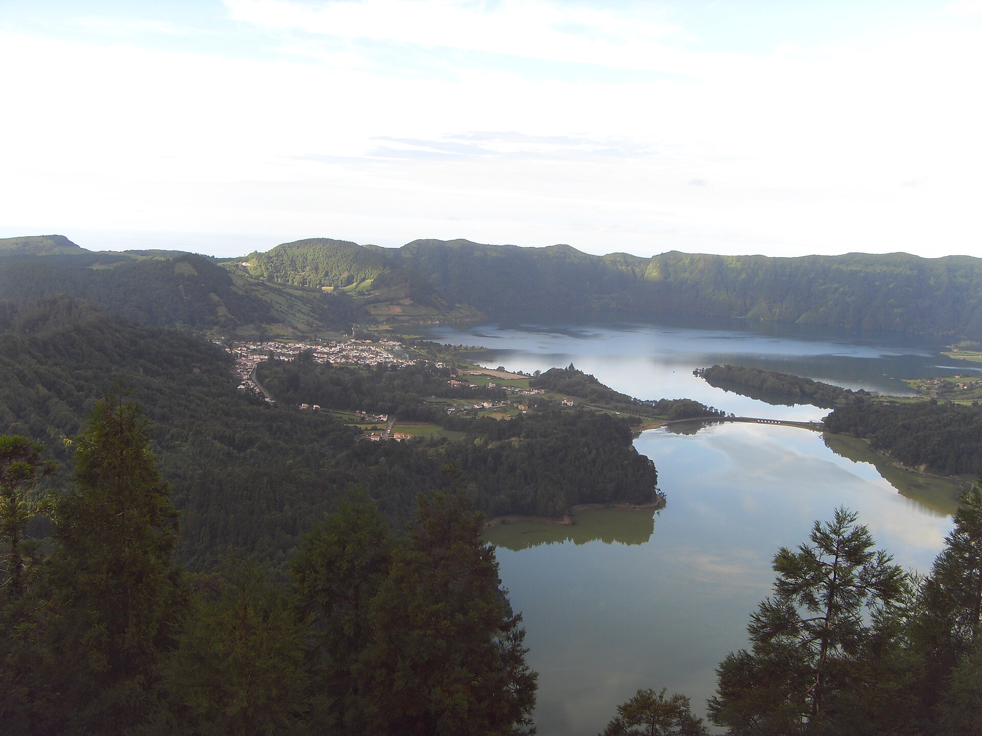 Lagoa das Sete Cidades entre encostas verdes na ilha de São Miguel, nos Açores.