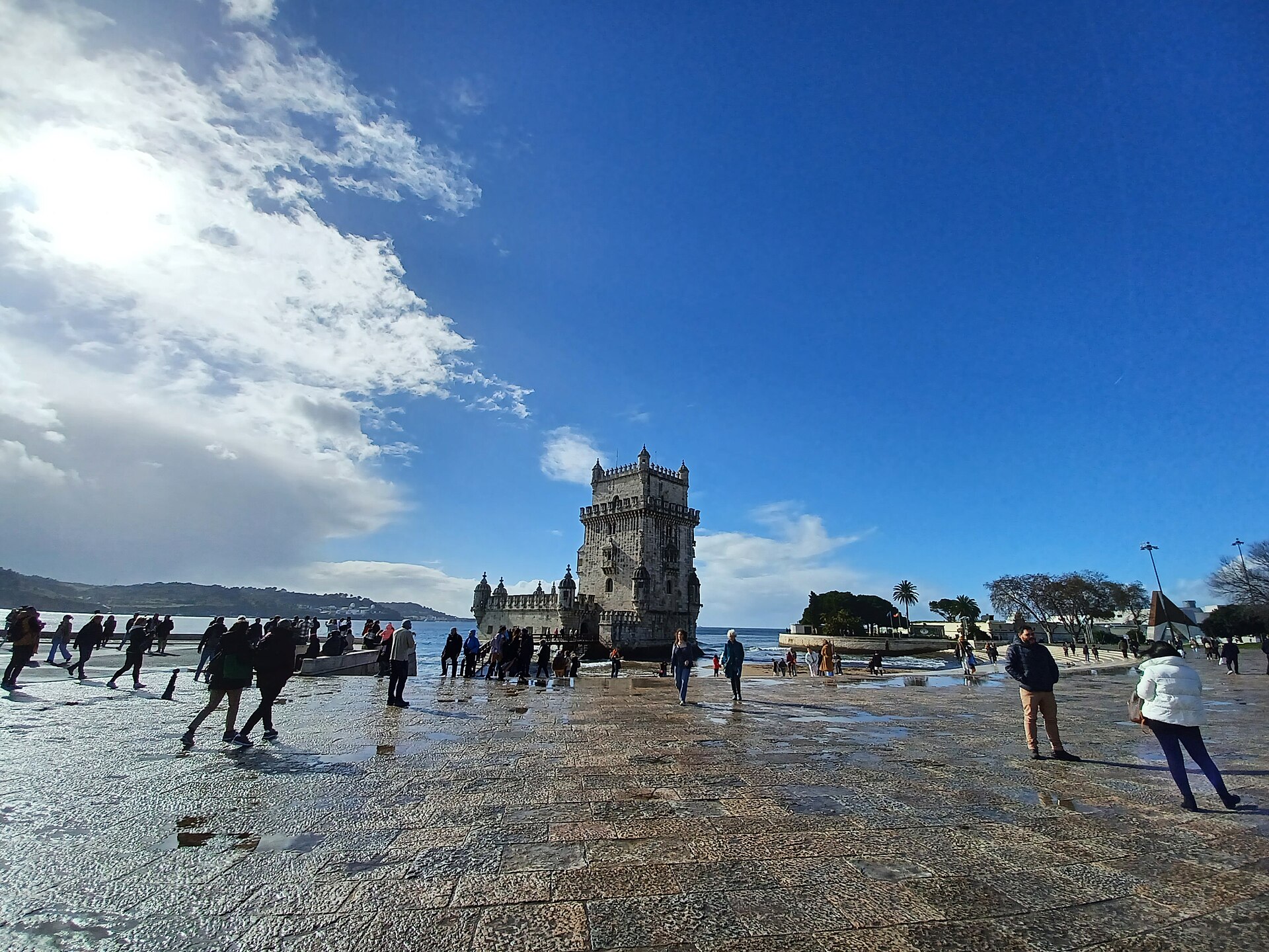 Torre de Belém e seu bastião de pedra junto às águas do rio Tejo, em Lisboa.